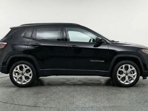 Used 2025 Jeep Compass Latitude AWD/4WD image 11