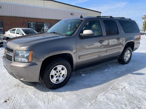Used 2014 Chevrolet Suburban LT image 2