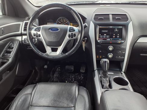 Used 2014 Ford Explorer XLT w/ Equipment Group 202A image 5
