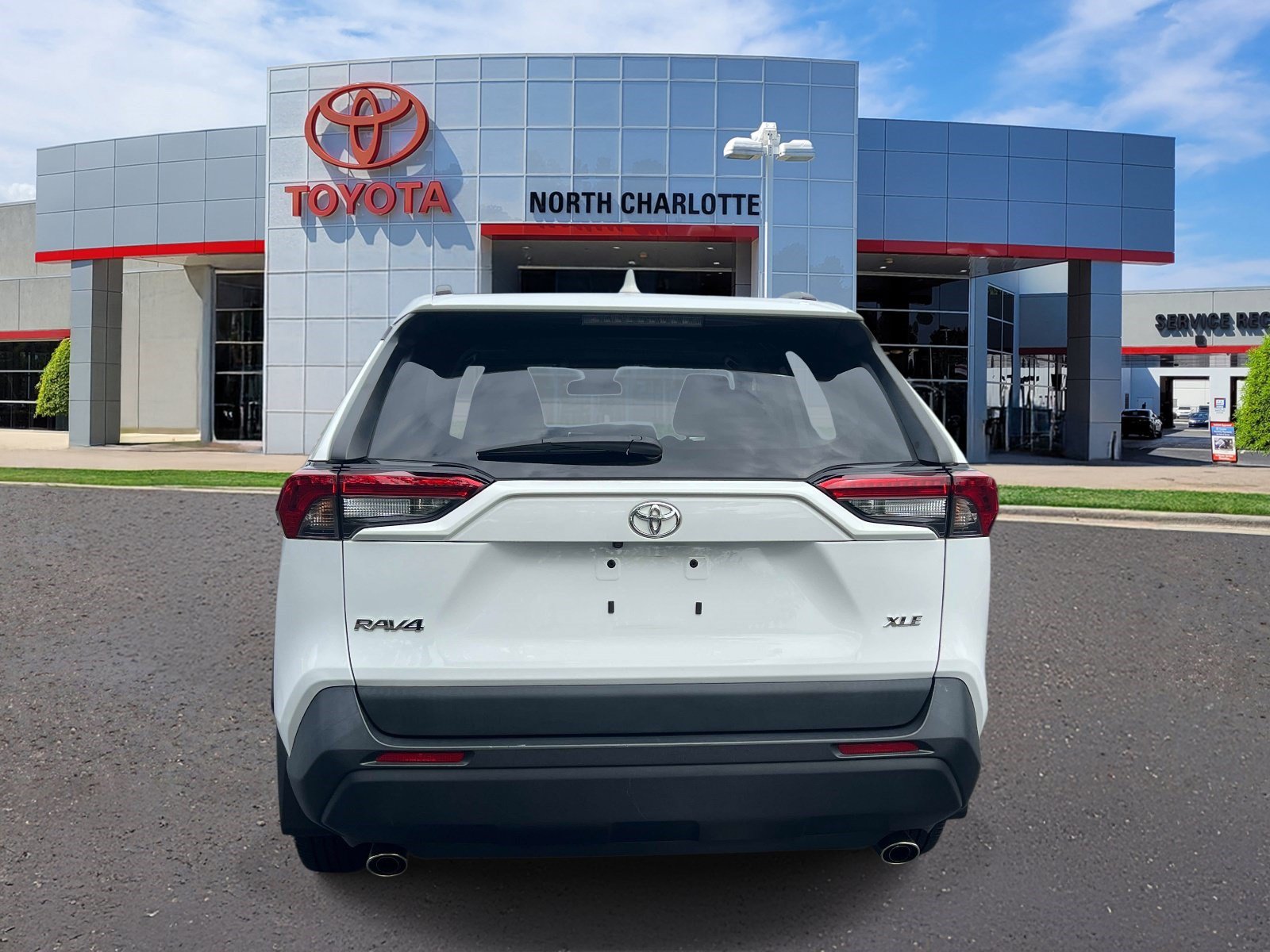 Used 2024 Toyota RAV4 XLE w/ Convenience Package FWD image 5