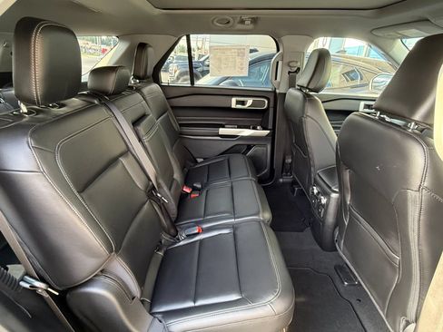 Used 2022 Ford Explorer XLT w/ Equipment Group 202A AWD/4WD image 16