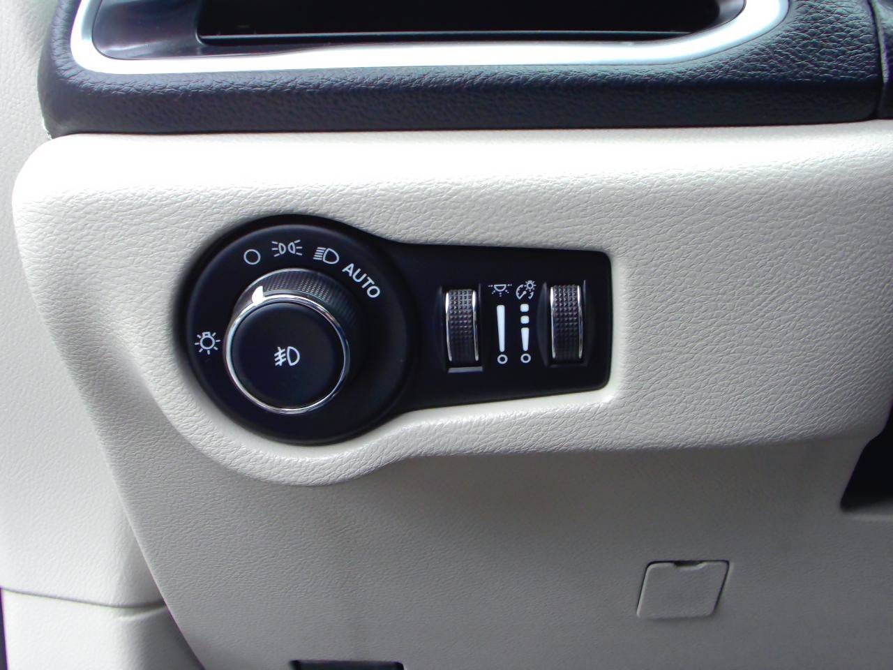 Used 2023 Chrysler Pacifica Limited FWD image 15
