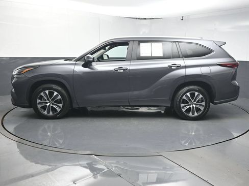 Used 2024 Toyota Highlander XLE FWD image 5