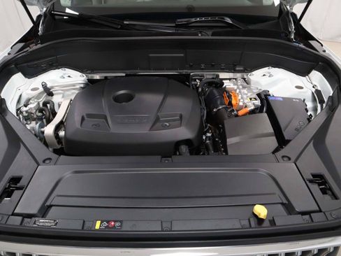 Used 2025 Volvo XC90 T8 Plus w/ Protection Package Premier AWD/4WD image 11