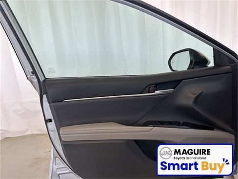 Used 2021 Toyota Camry XLE w/ Navigation Upgrade Package image 16