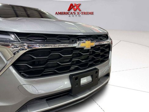Used 2025 Chevrolet Trax LT w/ Sunroof Package FWD image 11