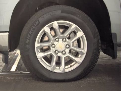 Used 2023 Chevrolet Silverado 1500 LT AWD/4WD image 9