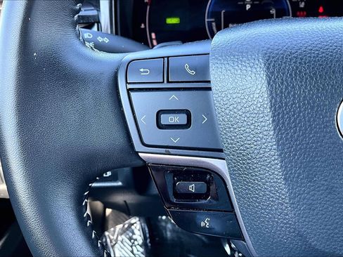 Used 2025 Toyota Camry SE image 17