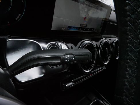 Used 2020 Mercedes-Benz GLB 250 4MATIC image 25