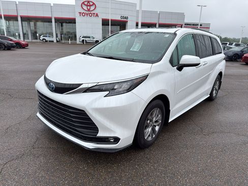 Certified 2025 Toyota Sienna XLE w/ XLE Plus Package AWD/4WD image 1