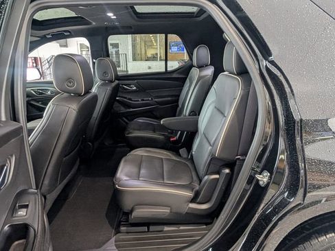 Used 2023 Chevrolet Traverse Premier FWD image 11