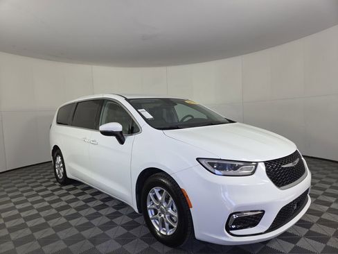 Certified 2023 Chrysler Pacifica Touring-L image 18