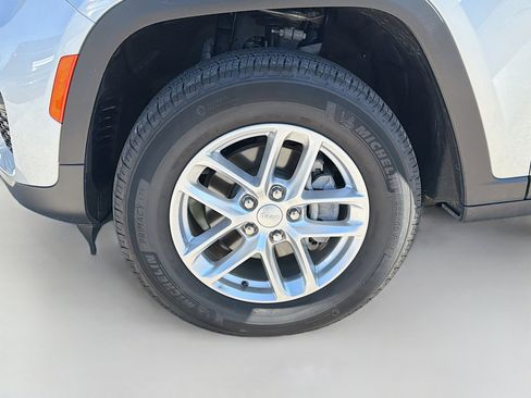 Used 2025 Jeep Grand Cherokee Laredo X image 37