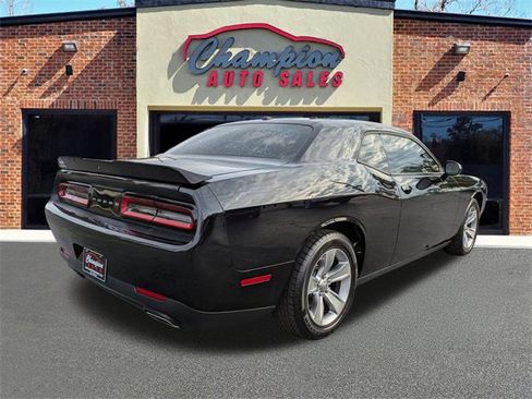 Used 2022 Dodge Challenger SXT image 3