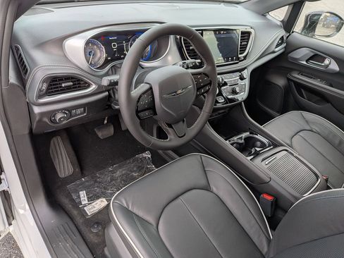 New 2026 Chrysler Pacifica Limited w/ Uconnect Theater Family Group image 11