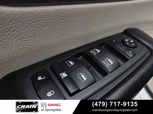 Used 2022 Chrysler Pacifica Touring-L FWD image 12