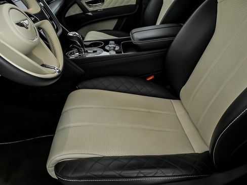 Used 2019 Bentley Bentayga AWD/4WD image 20