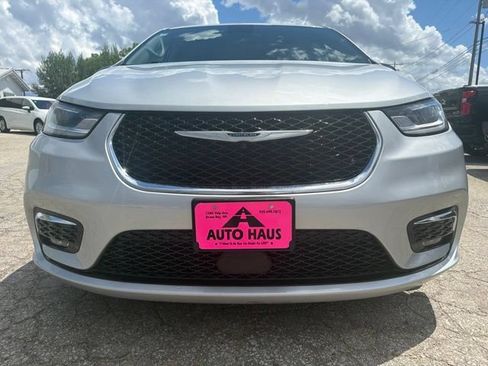 Used 2024 Chrysler Pacifica Touring-L FWD image 18