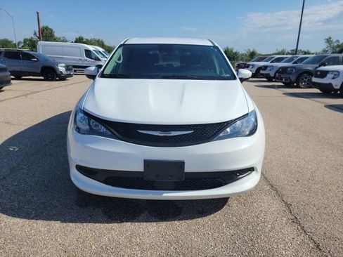 Used 2023 Chrysler Voyager LX FWD image 18