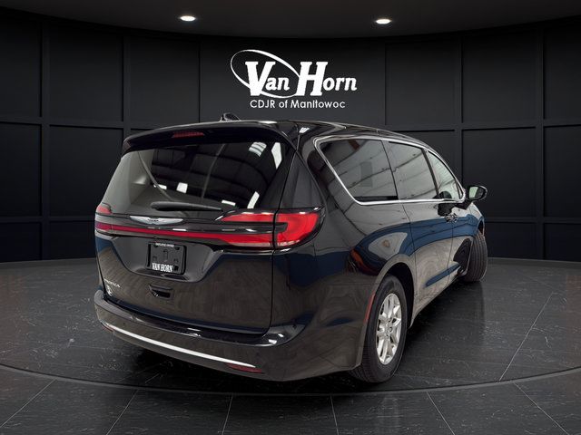 Used 2024 Chrysler Pacifica Touring-L FWD image 7