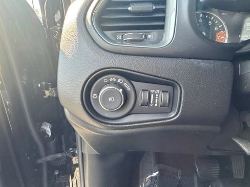 Used 2022 Jeep Renegade Latitude w/ Convenience Group AWD/4WD image 19