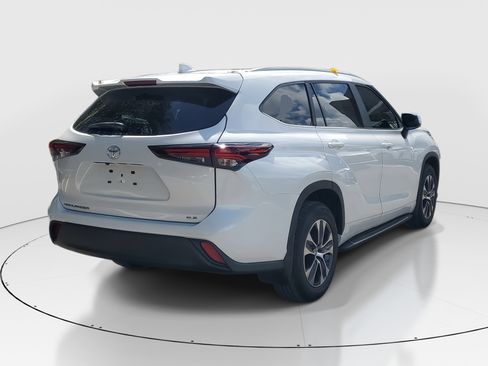 Used 2024 Toyota Highlander XLE image 7