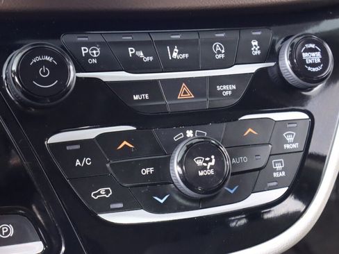 Used 2020 Chrysler Pacifica Touring w/ Advanced Safetytec Group image 22