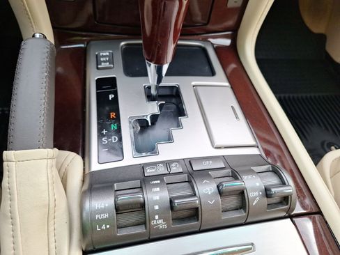 Used 2013 Lexus LX 570 4WD w/ Luxury Pkg image 27