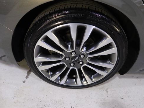 Used 2017 Lincoln Continental Select w/ Technology Package image 40