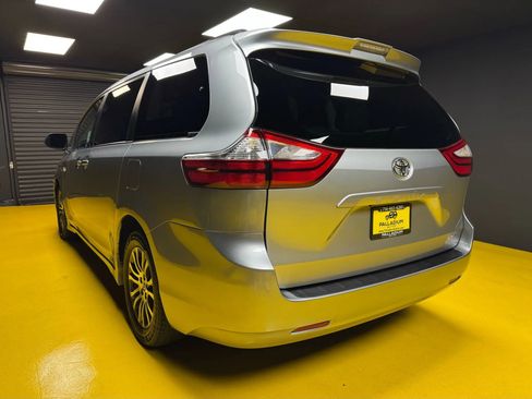 Used 2019 Toyota Sienna XLE image 4