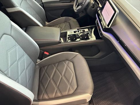 Used 2024 Volkswagen Atlas Peak Edition SE AWD/4WD image 38