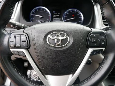 Used 2017 Toyota Highlander XLE AWD/4WD image 17