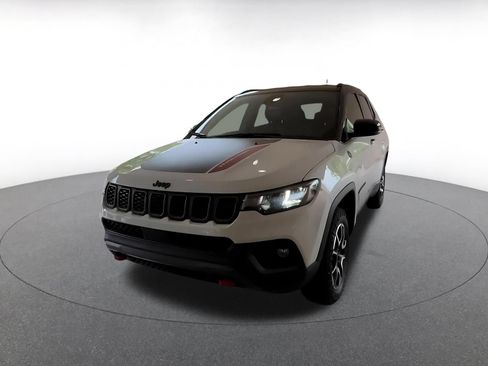 Used 2025 Jeep Compass Trailhawk AWD/4WD image 4