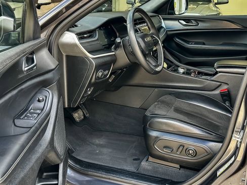 Used 2023 Jeep Grand Cherokee L Laredo image 8