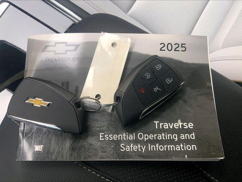 Used 2025 Chevrolet Traverse High Country image 11