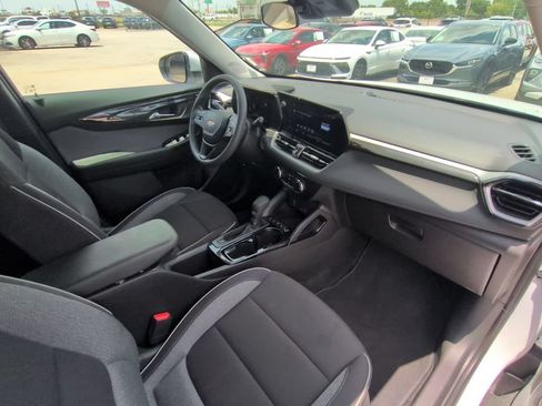 Used 2025 Chevrolet TrailBlazer LT AWD/4WD image 31