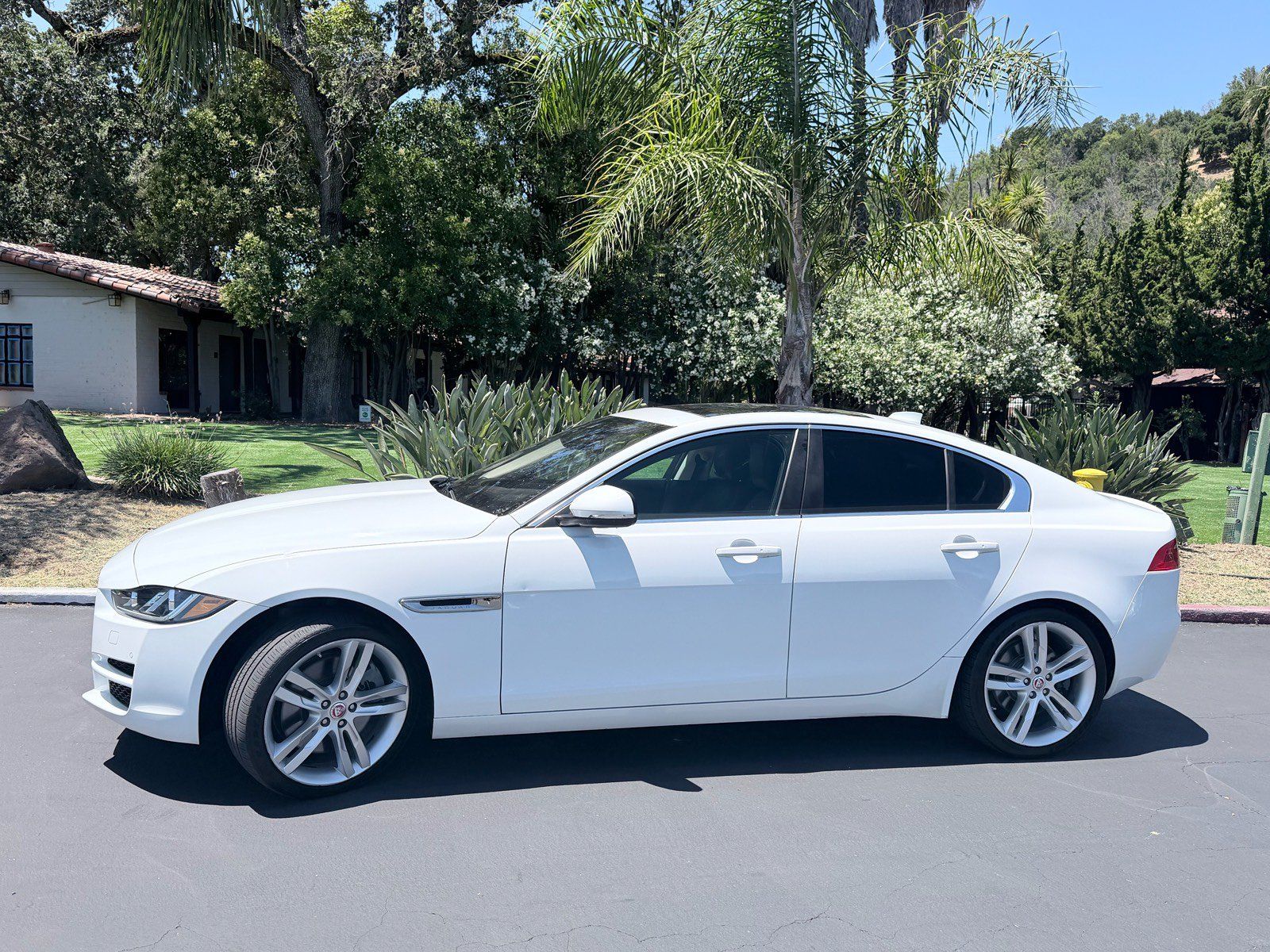 Used 2017 Jaguar XE Prestige AWD/4WD image 2