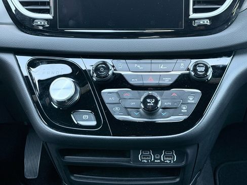 Used 2025 Chrysler Pacifica Select FWD image 19