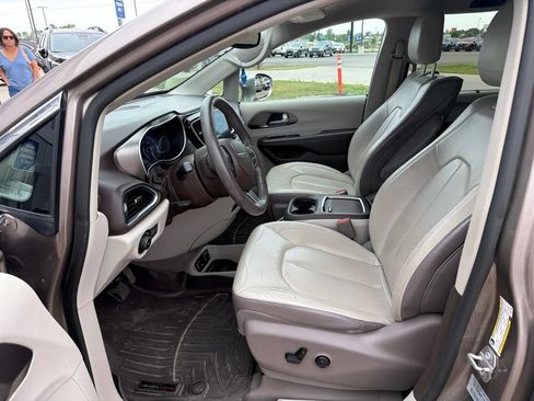 Used 2017 Chrysler Pacifica Touring-L Plus FWD image 7