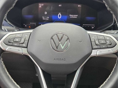Used 2023 Volkswagen Taos SE w/ Panoramic Sunroof Package FWD image 33