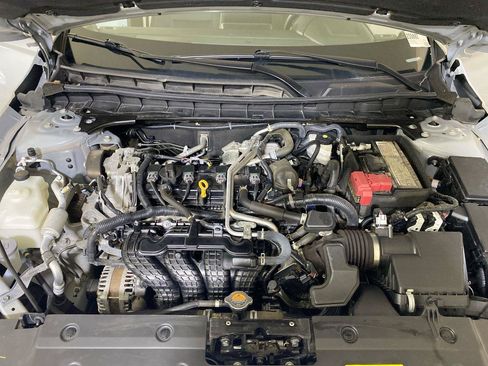 Used 2024 Nissan Altima 2.5 SV FWD image 2