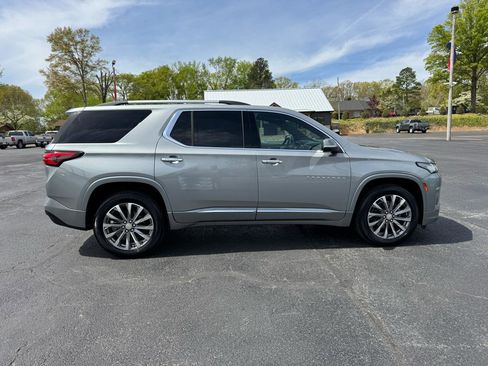 Used 2023 Chevrolet Traverse Premier FWD image 5