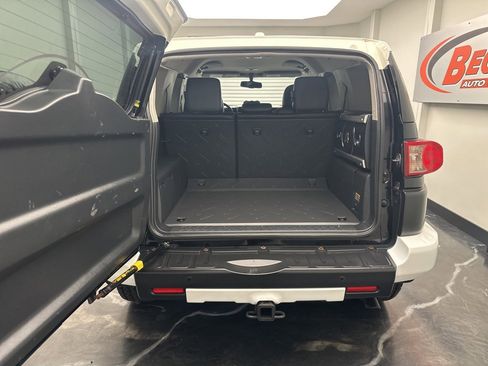 Used 2011 Toyota FJ Cruiser 4WD image 25