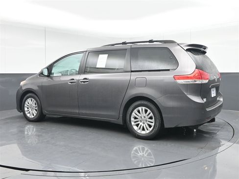Used 2013 Toyota Sienna XLE image 7