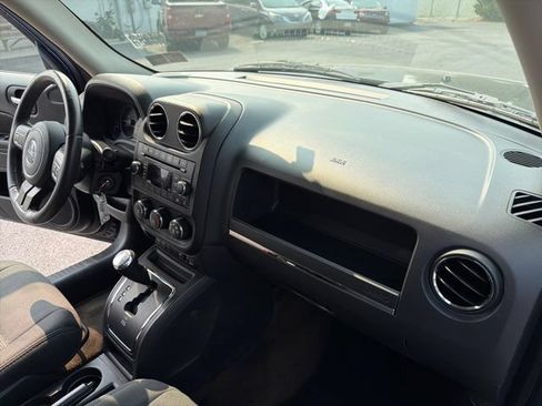 Used 2014 Jeep Patriot Latitude AWD/4WD image 23