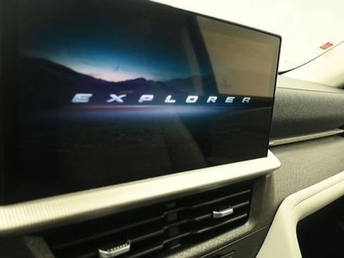 New 2026 Ford Explorer Platinum w/ LUX Leather Package AWD/4WD image 17