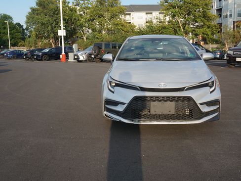 Used 2025 Toyota Corolla SE FWD image 2