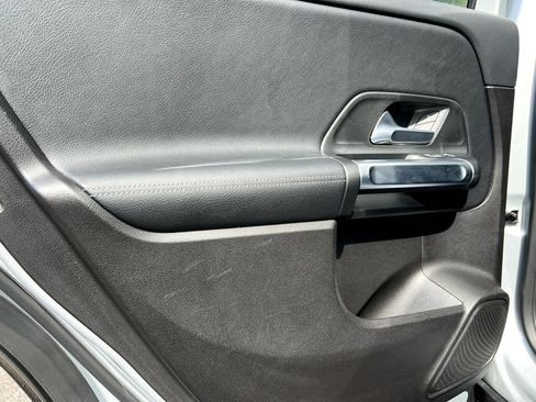 Used 2020 Mercedes-Benz GLB 250 4MATIC w/ Premium Package image 16