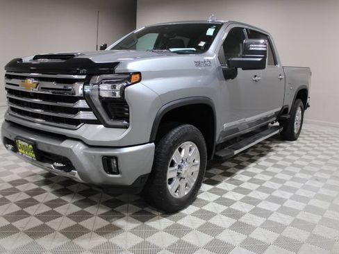 Used 2024 Chevrolet Silverado 2500 High Country w/ High Country Premium Package AWD/4WD image 8