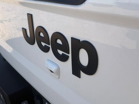 Used 2023 Jeep Gladiator Sport image 7